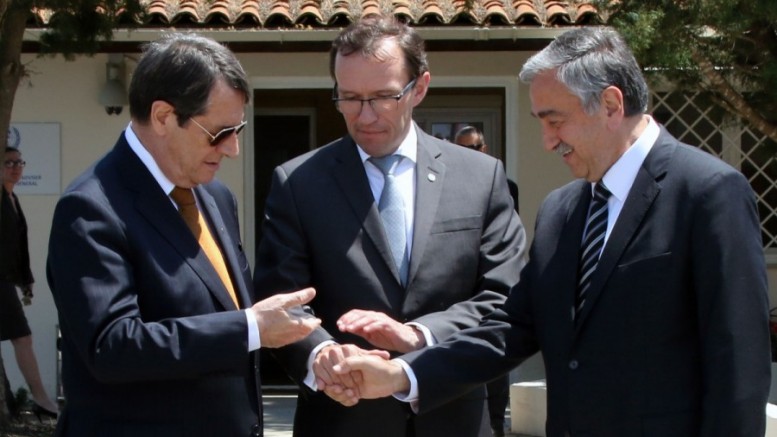 Ο Σταύρος Λυγερός για το Κυπριακό. Στην κόψη του ξυραφιού: Επάνοδος στην τροχιά του σχεδίου Αναν;