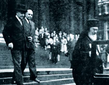 Ο αρχιεπίσκοπος και αντιβασιλέας Δαμασκηνός βγαίνει από τον Καθεδρικό του Αγίου Παύλου στο Λονδίνο συνοδευόμενος από τον Σεφέρη και τον επίσης διπλωμάτη Αθ. Αγνίδη.