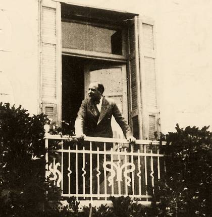 Ο Γιώργος Σεφέρης στο μπαλκόνι του προξενείου της Κορυτσάς.
