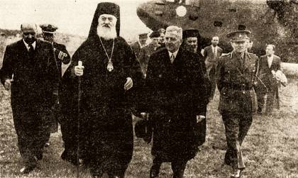 Ο ποιητής με τον Δαμασκηνό στο αεροδρόμιο του Λονδίνου